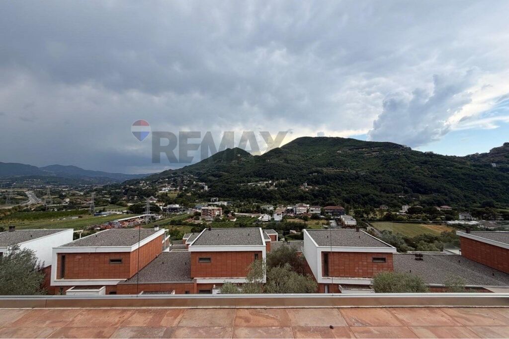 Vilë 3-katëshe për shitje , pranë TEG
