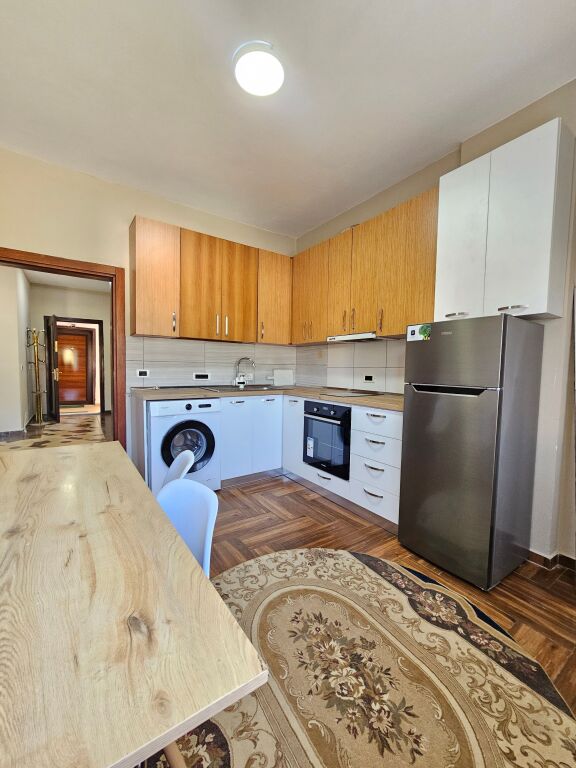 Jepet me Qira Apartament 2+1 | Fresk  Rruga Dalip Topi,  me sipërfaqe 70 m², i pozicionuar në katin e 2-të çmimi 40,000 leke