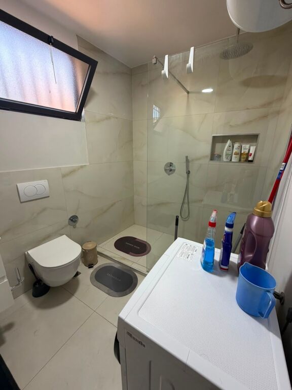 Qera | Apartament 1 + 1 | Shkolla 9-vjeçare \”E Kuqe\” | 600 €/muaj