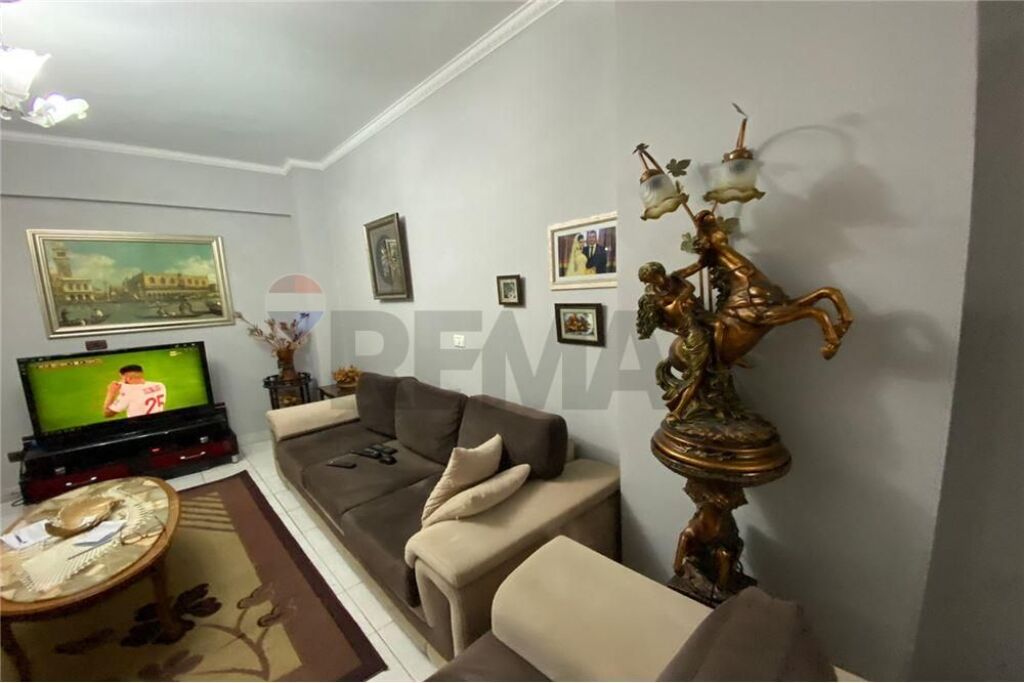 Ofrohet per qira apartament 2+1 ne rrugen Dritan Hoxha.