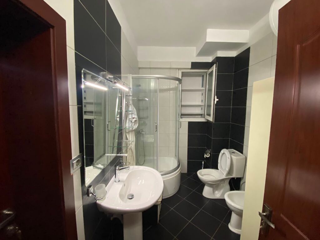 Qera, Apartament 1+1, Ruga e Barrikadave, Tiranë. 530 €