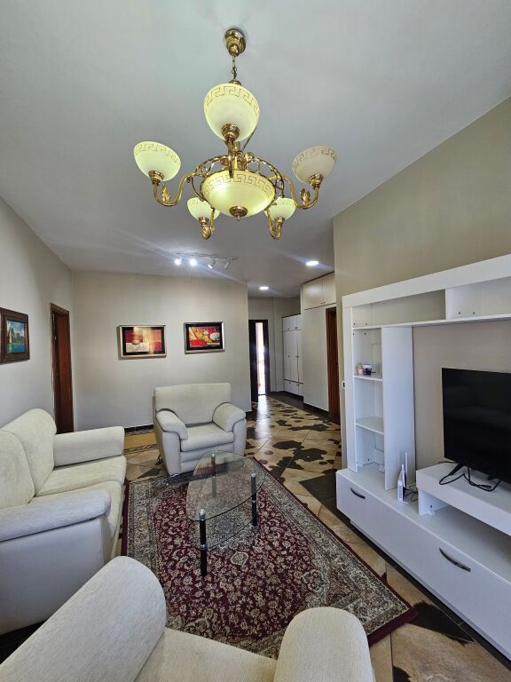 Jepet me Qira Apartament 2+1 | Fresk  Rruga Dalip Topi,  me sipërfaqe 70 m², i pozicionuar në katin e 2-të çmimi 40,000 leke