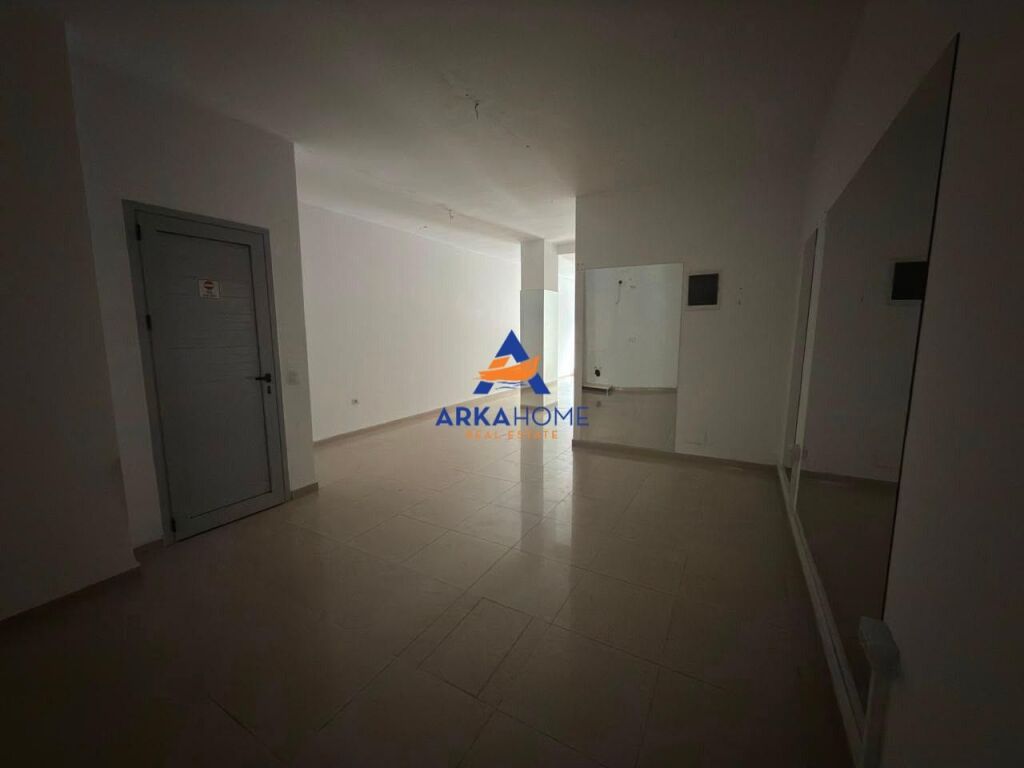 JEPET DYQAN ME QERA 51M2 "PRANE KRISTAL CENTER" 70.000 LEKE – pohled 3
