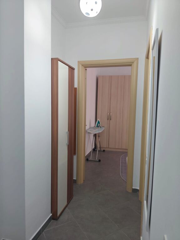 🏢Ish Parku i Autobuzave,Rr.Ndre Mjeda jepet me qera apartament 1+1,i mobiluar 60,000Leke
