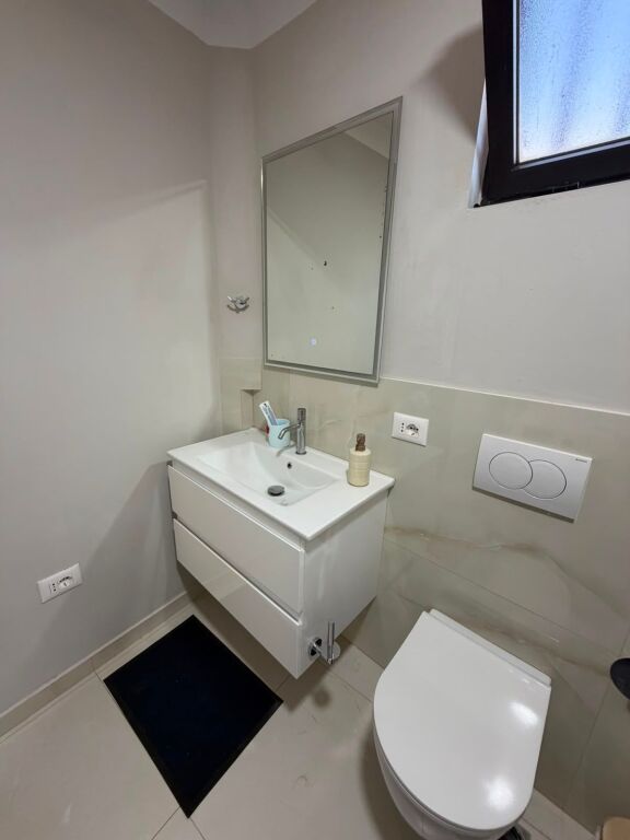 Qera | Apartament 1 + 1 | Shkolla 9-vjeçare \”E Kuqe\” | 600 €/muaj