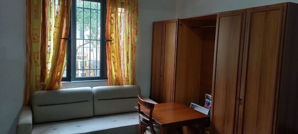 Garsionere me qera, Mihal Grameno!