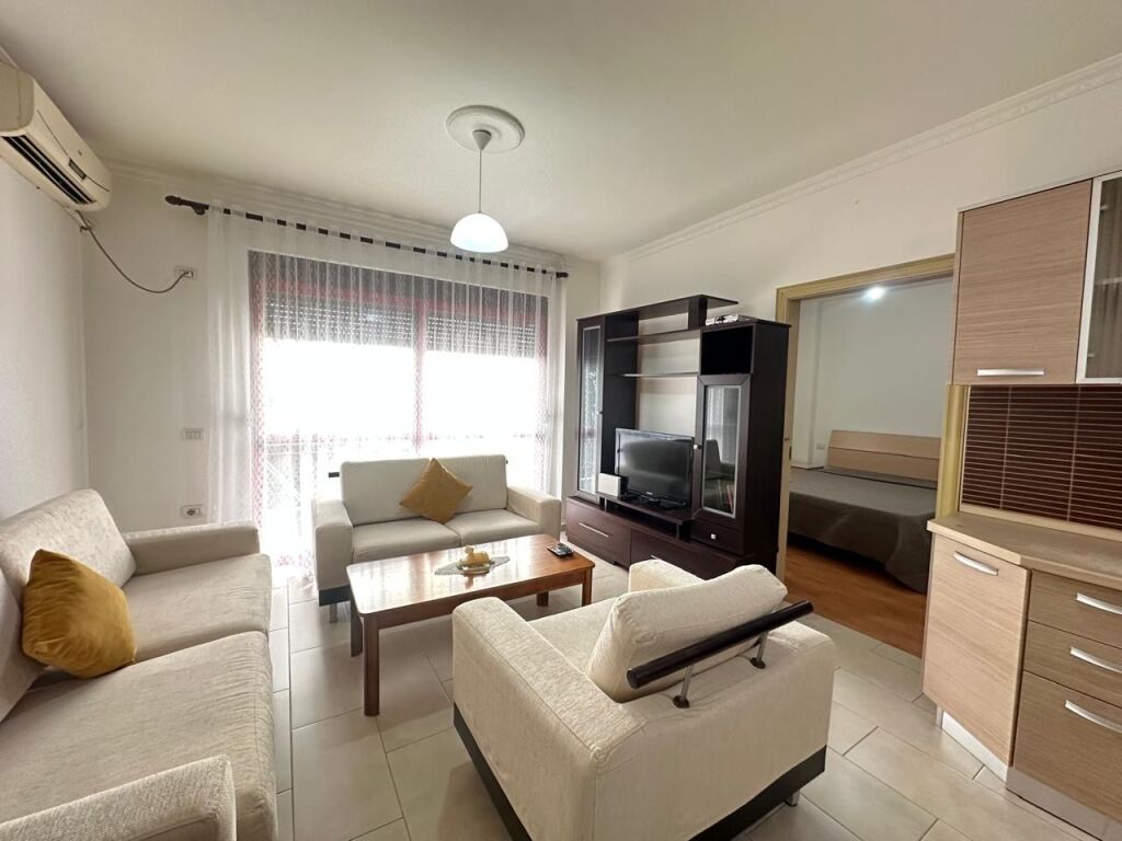 🏡 Jepet me qira apartament 1+1  📍 Pranë Rrethrrotullimit të Zogut të Zi
