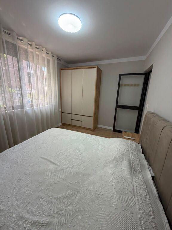 Qera | Apartament 1 + 1 | Shkolla 9-vjeçare \”E Kuqe\” | 600 €/muaj