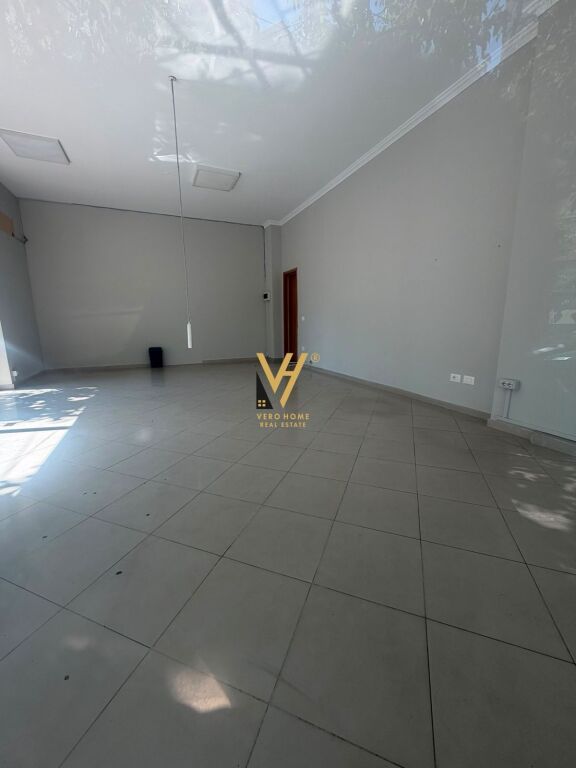 LOCALE COMMERCIALE 54 M2 IN AFFITTO IN VIA BARRIKADAVE 65.000 LEKE