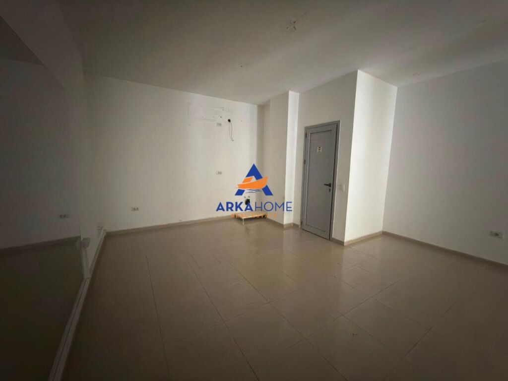 JEPET DYQAN ME QERA 51M2 "PRANE KRISTAL CENTER" 70.000 LEKE – pohled 2