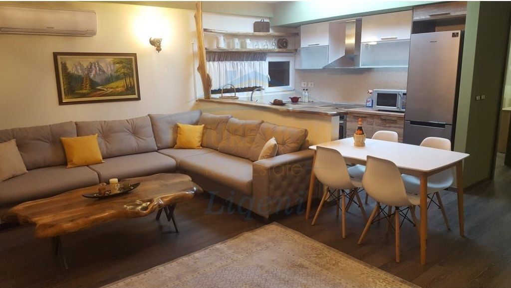 Jepet me Qira Apartament 2+1 i Mobiluar te Liqeni i Thatë, Tiranë