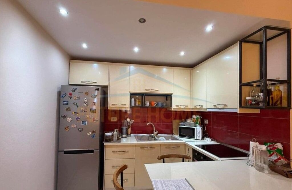 Shitet Apartament 1+1 me Post Parkimi në Unazën e Re, Rruga Luigj Benusi, Tiranë