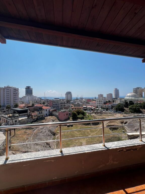 JEPET ME QERA APARTAMENT 2+1 PRANE AMFITEATRIT, DURRES