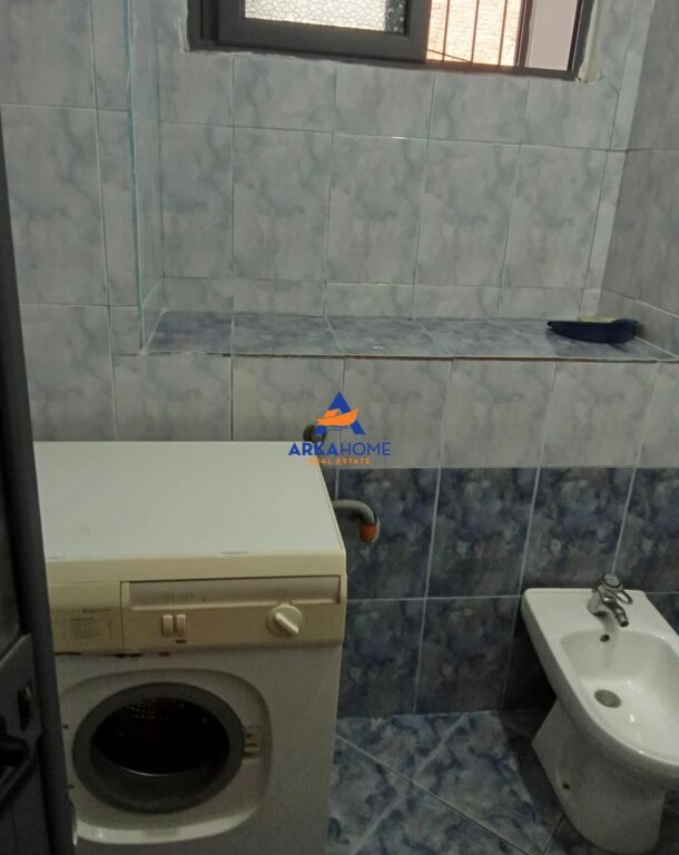 JEPET APARTAMENT ME QERA 2+1 "TEK RRUGA E ELBASANIT " 40.000 LEKE