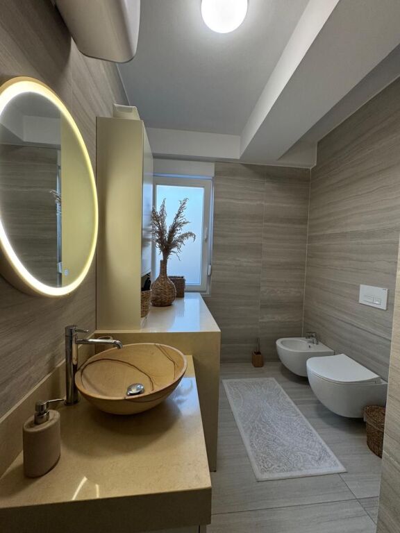 Rruga e Barrikadave,jepet me qira apartament 1+1 me post parkimi,i mobiluar , 1,000Euro