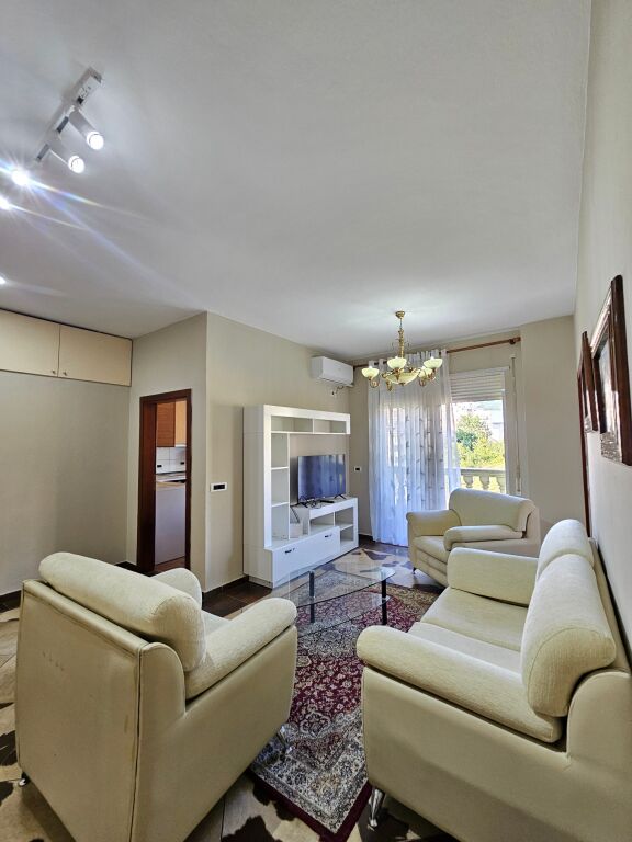 Jepet me Qira Apartament 2+1 | Fresk  Rruga Dalip Topi,  me sipërfaqe 70 m², i pozicionuar në katin e 2-të çmimi 40,000 leke