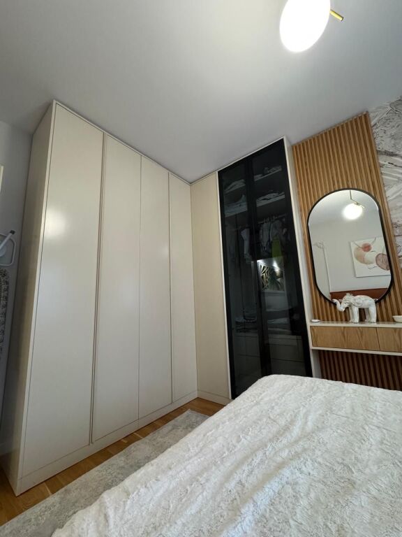 Rruga e Barrikadave,jepet me qira apartament 1+1 me post parkimi,i mobiluar , 1,000Euro