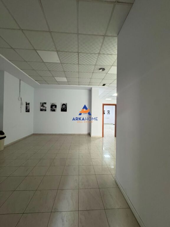 JEPET ZYRE ME QERA 214M2 "BLLOK" 4700 EURO