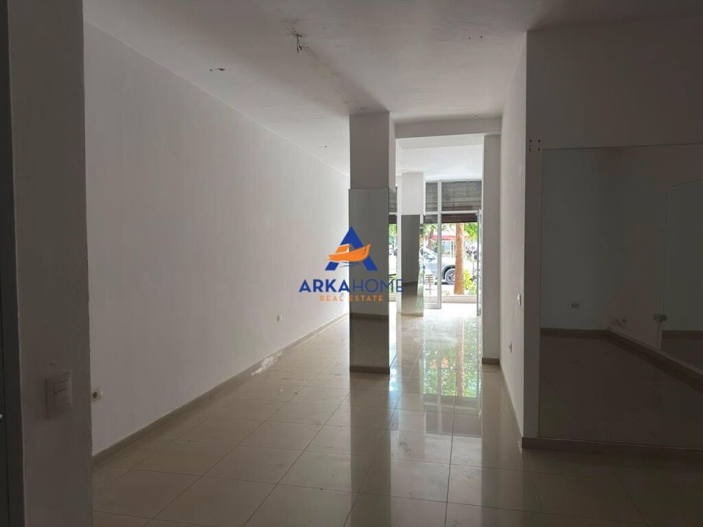 JEPET DYQAN ME QERA 51M2 "PRANE KRISTAL CENTER" 70.000 LEKE – pohled 4