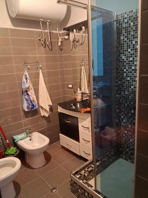 Ne zonen e Myslym Shyrit,jepet me qera apartament 2+1,i mobiluar  720Euro   
