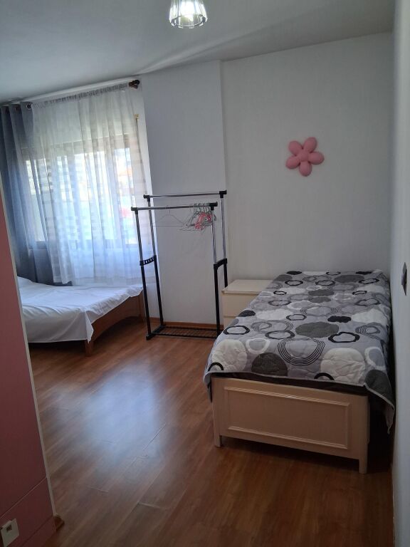Ne zonen e Myslym Shyrit,jepet me qera apartament 2+1,i mobiluar  720Euro   