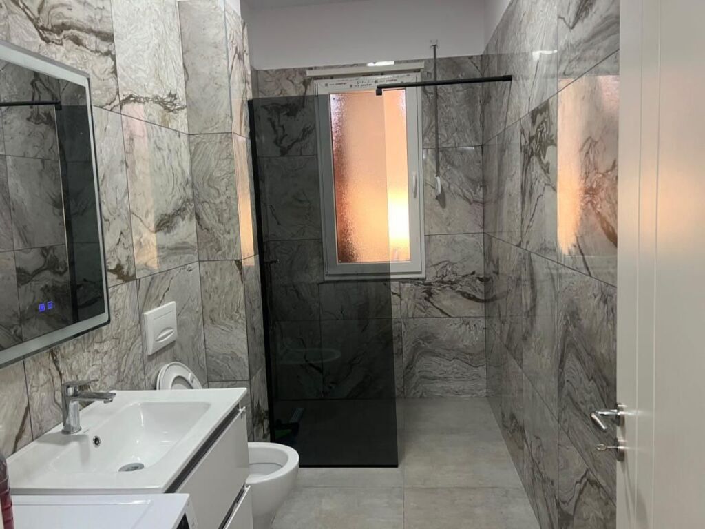 🏢Kamez,Rruga Osbe jepet me qera apartament 1+1,i mobiluar.37,000Leke