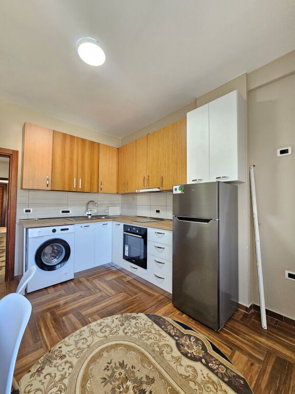 Jepet me Qira Apartament 2+1 | Fresk  Rruga Dalip Topi,  me sipërfaqe 70 m², i pozicionuar në katin e 2-të çmimi 40,000 leke