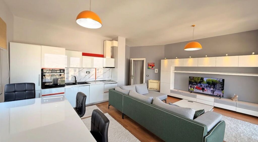🏢Kopshti Botanik,prane Xhamise Selite jepet me qera apartament 2+1+2,i mobiluar.80,000Leke