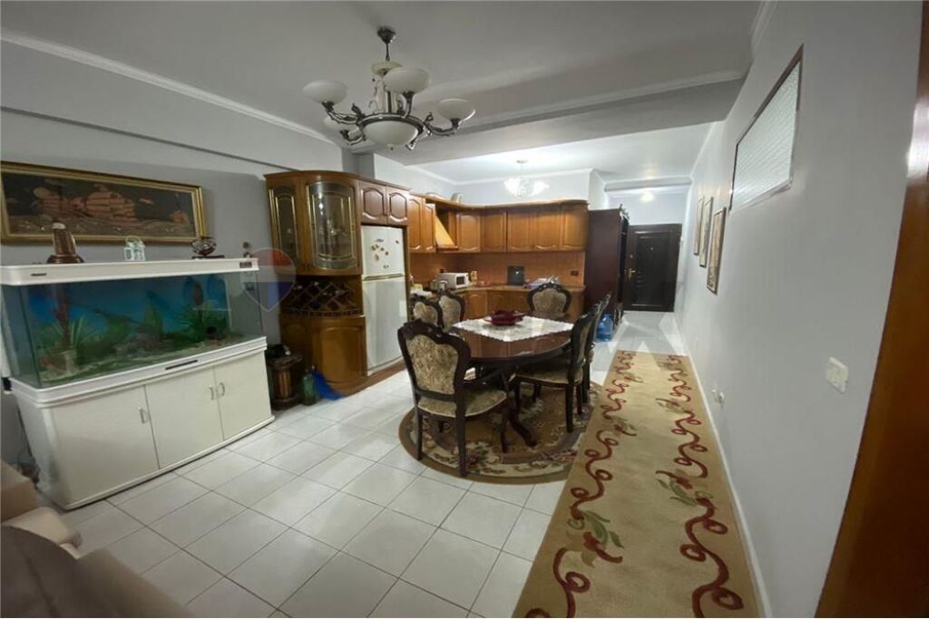 Ofrohet per qira apartament 2+1 ne rrugen Dritan Hoxha.