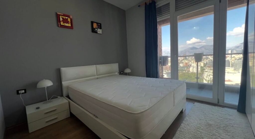 🏢Kopshti Botanik,prane Xhamise Selite jepet me qera apartament 2+1+2,i mobiluar.80,000Leke