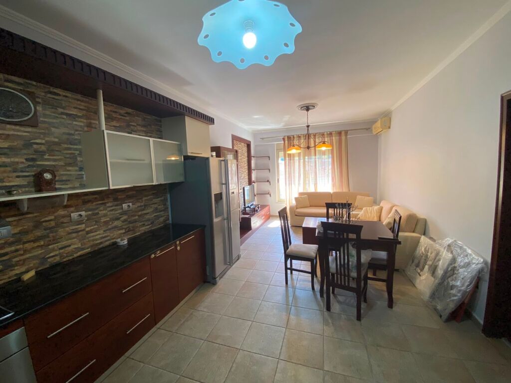Qera, Apartament 1+1, Ruga e Barrikadave, Tiranë. 530 €