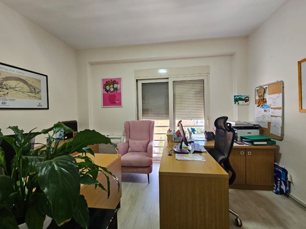 Apartament 4+1+3 ne shitje Pazari i Ri!
