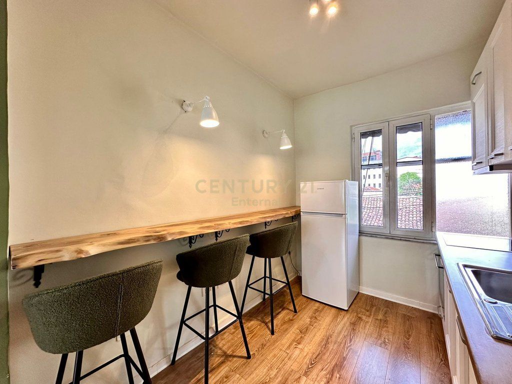 Apartament 2+1 per shitje te Rruga e Durresit
