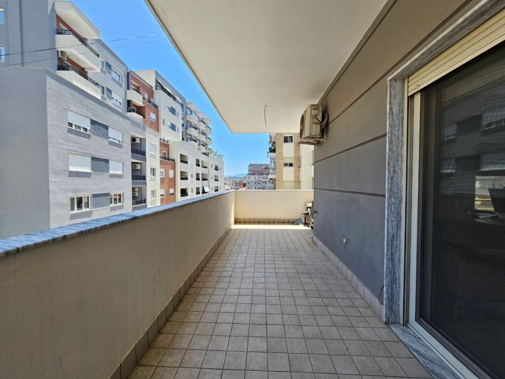 Apartament 4+1+3 ne shitje Pazari i Ri!