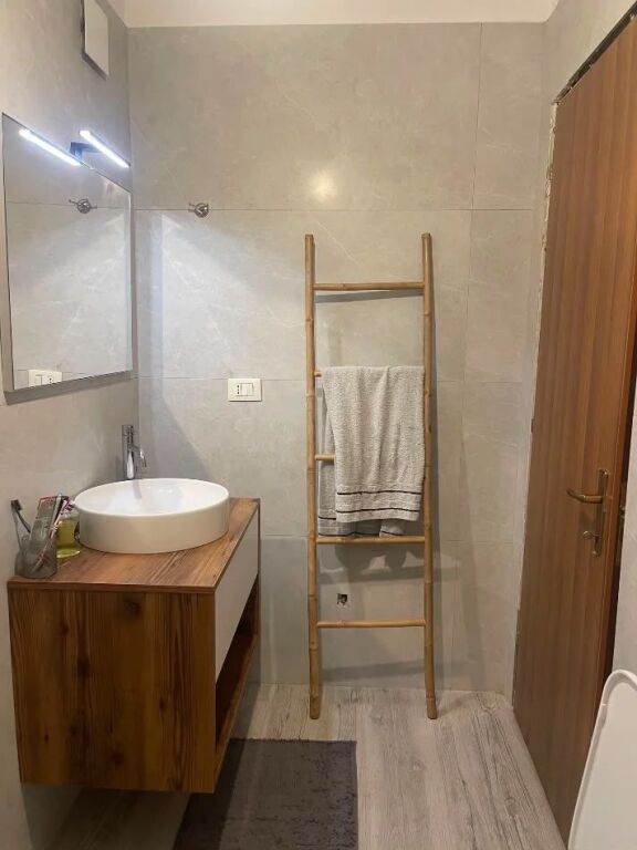 Jepet me qira apartament 1+1