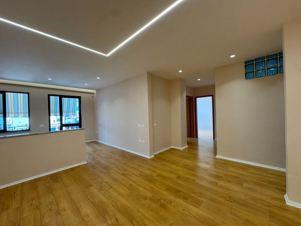 Shitet , Apartament 2+1, Ish Tregu Elektrik , Tirane . Empire71471