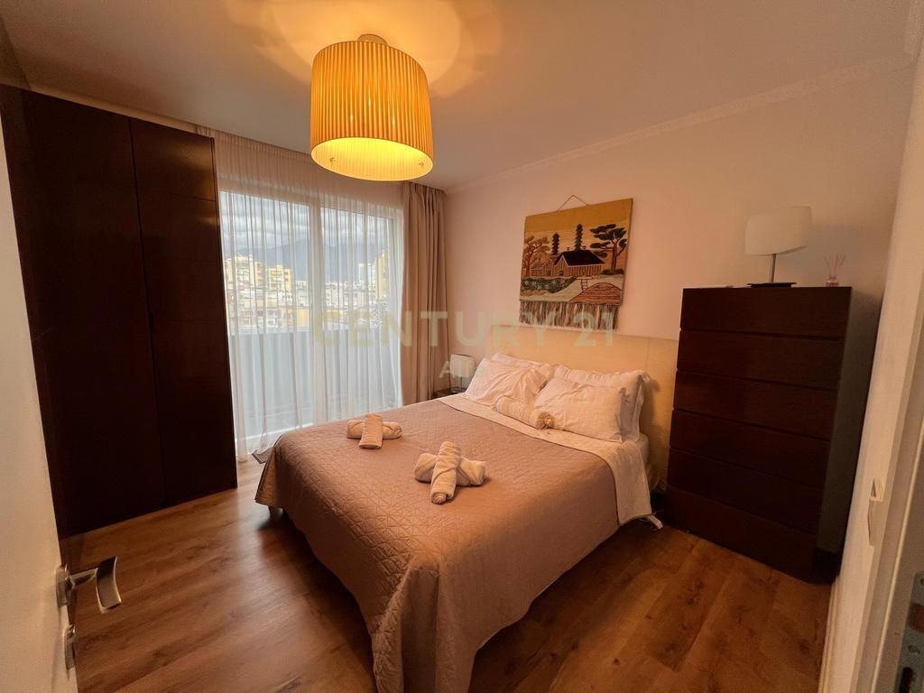 Apartament 1+1 per qira, modern dhe i mobiluar në qendër të Tiranës. 800 € /Muaj