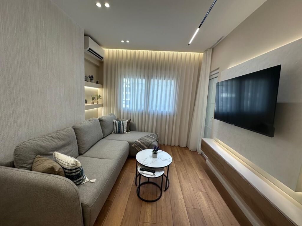 Tek Pazari i Ri,prane Optika Roma shitet apartament 1+1, 163,000Euro