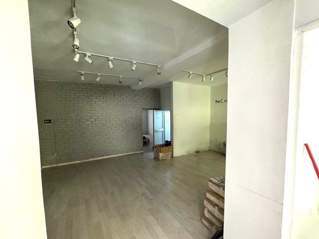 LOCALE COMMERCIALE IN AFFITTO, 100 m² NELL'ISH-BLLOK – VICINO A KAFE ROMA