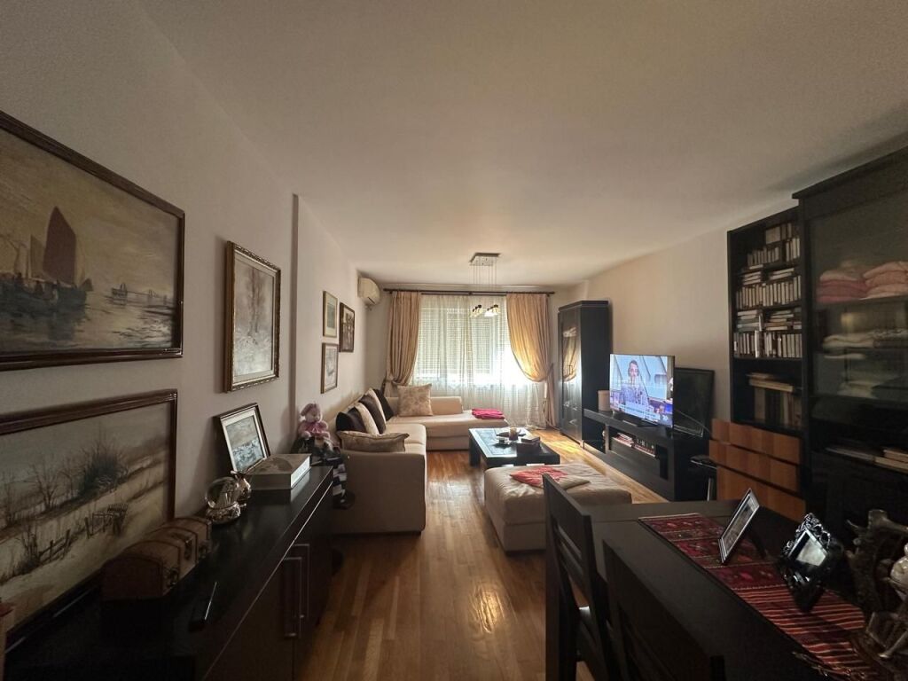 Shitet apartament 3+1+2 (aktualisht i konvertuar ne 2+1) tek Blloku Gintash , Laprake , Rruga Dritan Hoxha , Ish Dogana .