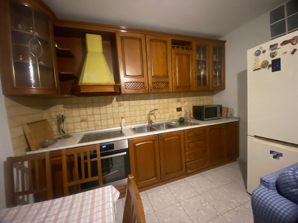 🏢Selvia,prane Spar,jepet me qera, apartament 2+1,i mobiluar 55,000 Leke