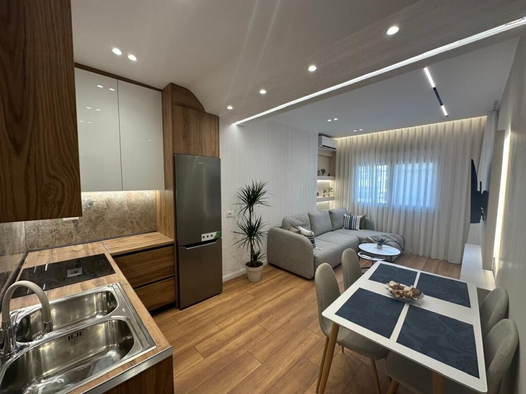 Tek Pazari i Ri,prane Optika Roma shitet apartament 1+1, 163,000Euro