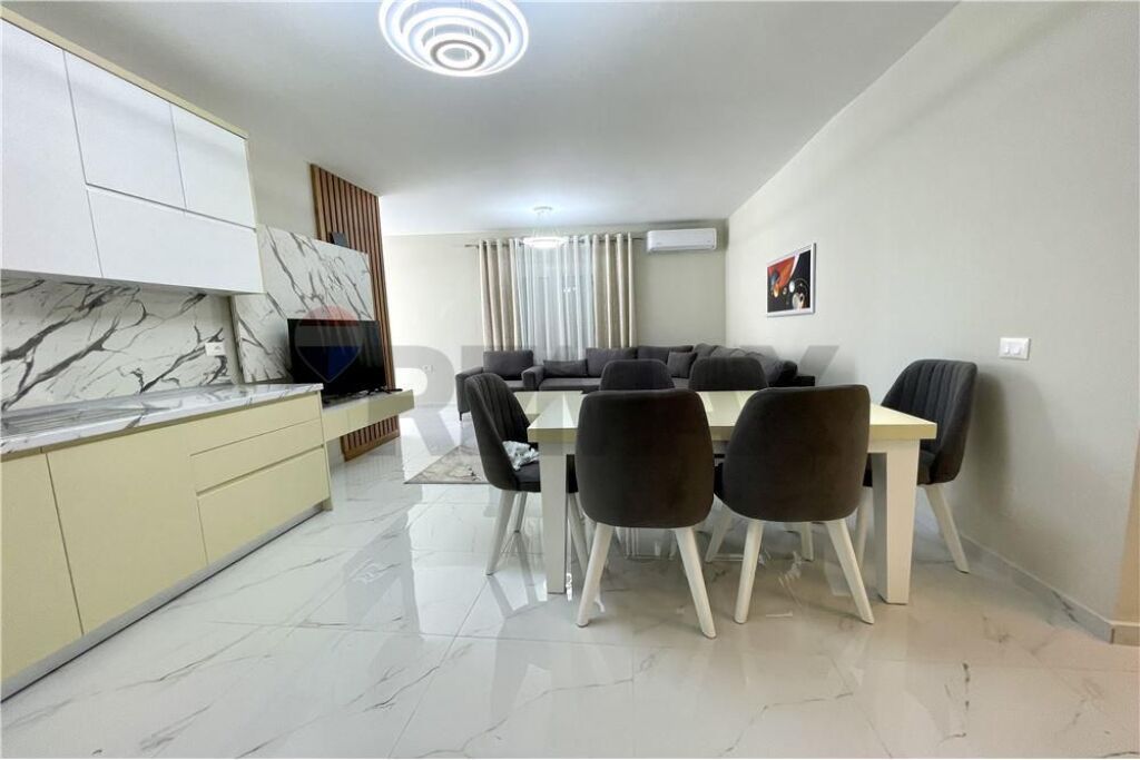 Apartament 2+1 + parkim ,tek Prokuroria e Tiranes