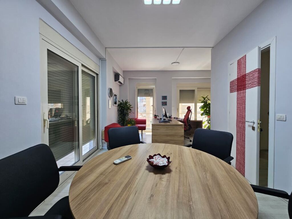 Apartament 4+1+3 ne shitje Pazari i Ri!