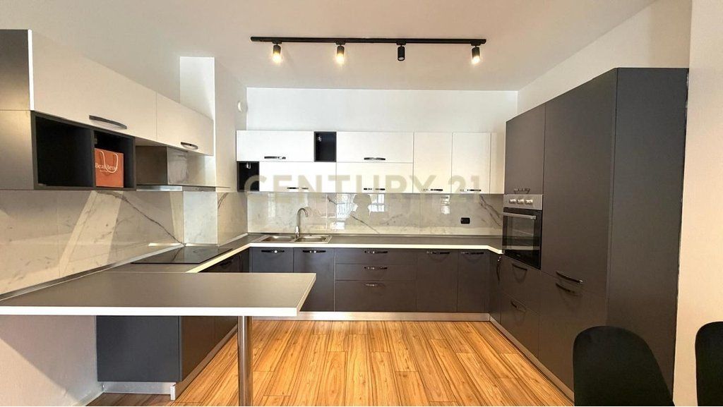 APARTAMENT ME QIRA 1+1 TEK LICEU ARTISTIK ! 800 € /Muaj