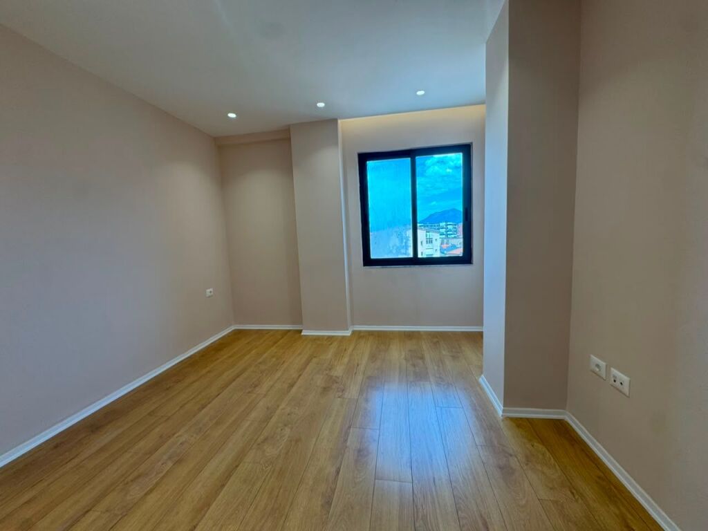 Shitet , Apartament 2+1, Ish Tregu Elektrik , Tirane . Empire71471