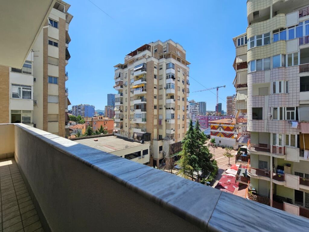 Apartament 4+1+3 ne shitje Pazari i Ri!
