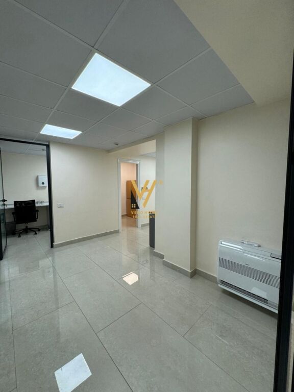 JEPET ZYRE 150 M2 ME QERA TE RRUGA E ELBASANIT 2.000 EURO