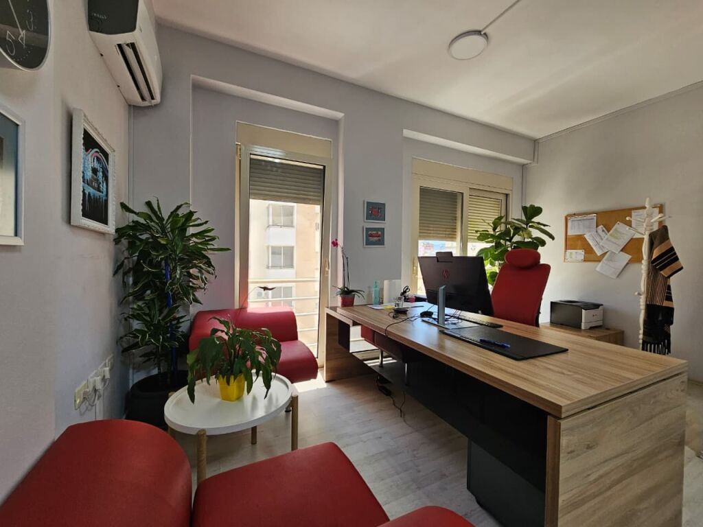 Apartament 4+1+3 ne shitje Pazari i Ri!