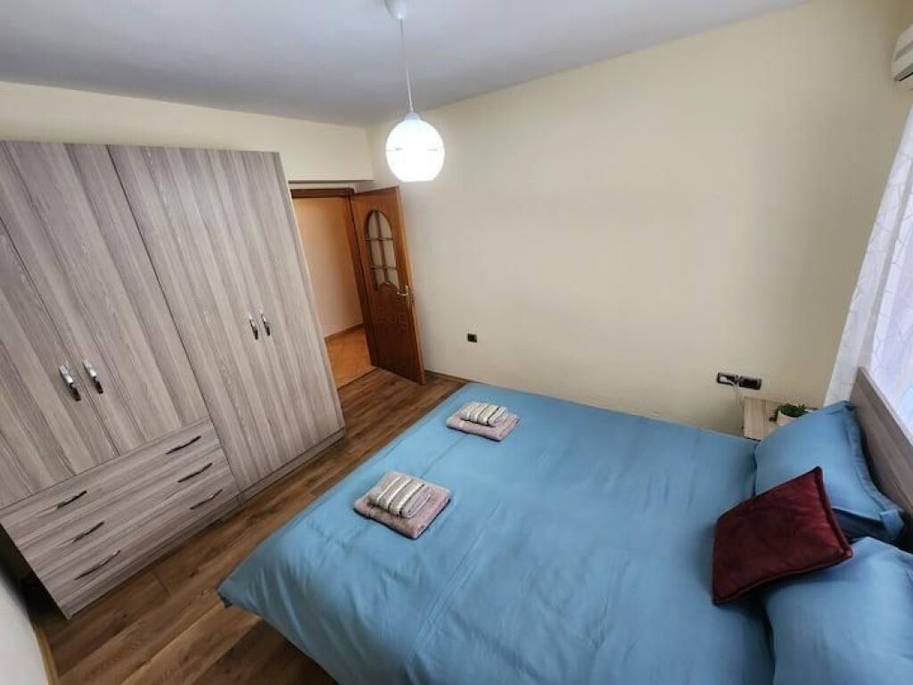 🏢Pak minuta larg Shkolles se Mesme “Partizani jepet me qera apartament 1+1,i mobiluar.45,000Leke